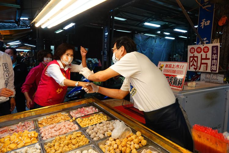 尋求連任的宜蘭縣長林姿妙一走進市場內不放過每一位攤商的手，一定握到。林泊志攝