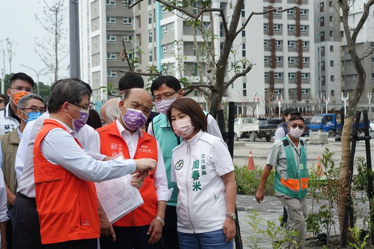 行政院長蘇貞昌視察屏東榮民總醫院工程進度，並全面盤點醫事人力、設備儀器、周邊設施。羅琦文攝