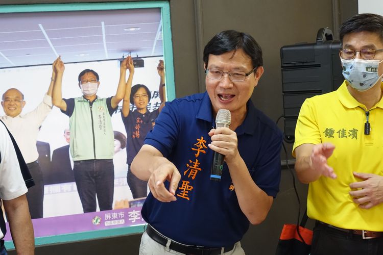 民進黨屏東市長參選人李清聖表示，看板反映市民的心聲。羅琦文攝