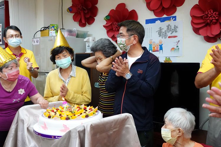 江聰淵上午參加活動時，被問及國民黨要求他比照林智堅論文抄襲案退選，他並未明確回應，只說虛心接受各界檢驗。林泊志攝