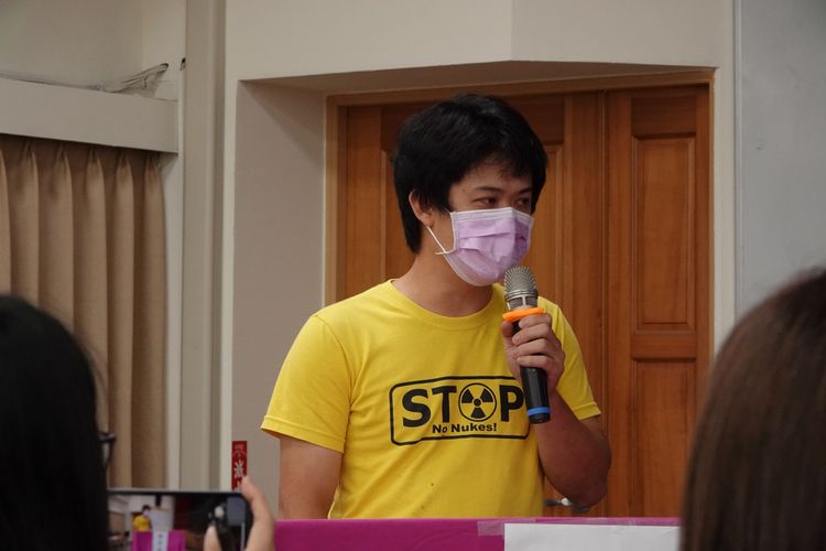 民眾梁先生認為鐵道局長期是以車為本的規劃相當可笑。林泊志攝