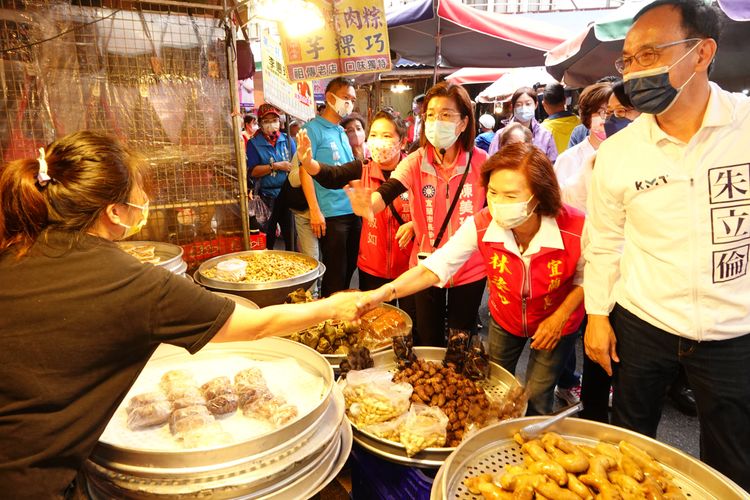 國民黨主席朱立倫陪同宜蘭縣長林姿妙及黨籍參選人前往市場掃街拜票。林泊志攝