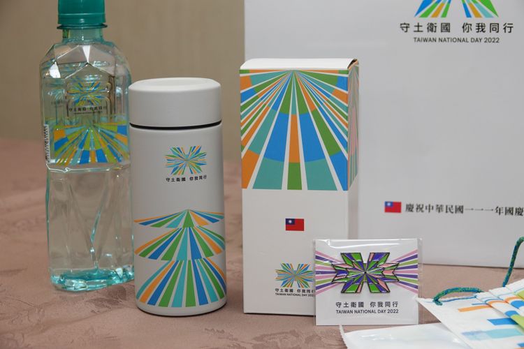 111年國慶大會禮賓紀念品之一的保溫杯由台灣設計製造。陳德興攝