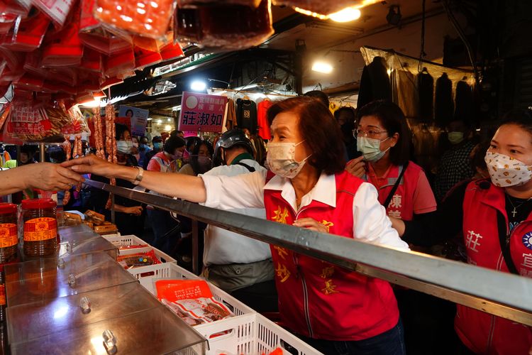 林姿妙一走進市場內不放過每一位攤商的手，一定握到。林泊志攝