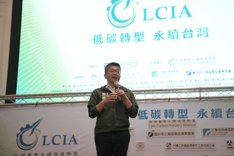 民進黨台中市長參選人蔡其昌強調推動捷運與學童免費午餐食當地降低排碳量，是他推動永續智慧城的主張。民眾提供