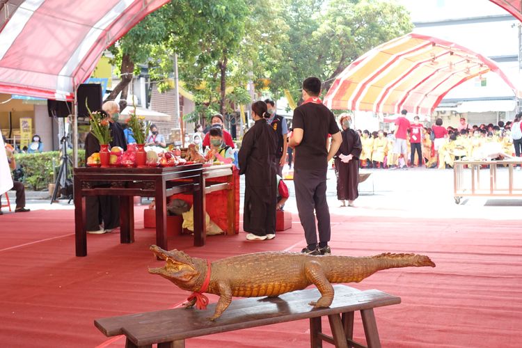 韓愈文化祭的祭壇旁擺設一隻鱷魚標本，記述著韓愈《祭鱷魚文》為民除害的事蹟。羅琦文攝