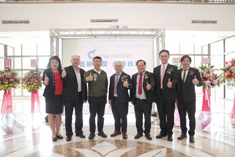 蔡其昌與低碳綠能產業聯盟成員交換多年來在立法院推動綠能的心得。民眾提供