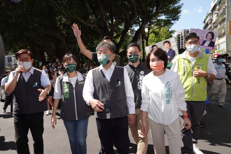 陳時中（左3）合體黨籍議員參選人到市場拜票。陳德興攝