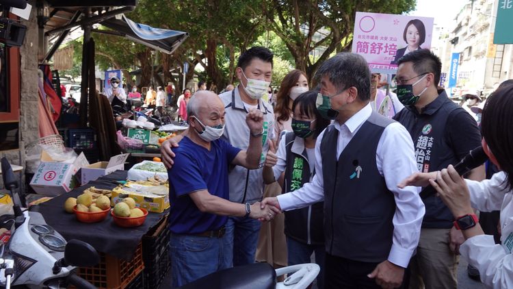 陳時中（右3）與民眾握手。陳德興攝