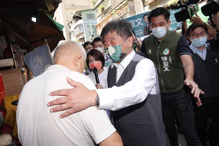 陳時中（中）今到大安區白蘭市場掃街拜票。陳德興攝