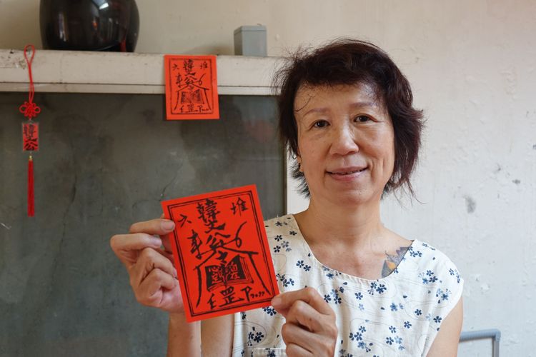 版畫家黃子鐶創作昌黎祠金榜符。羅琦文攝