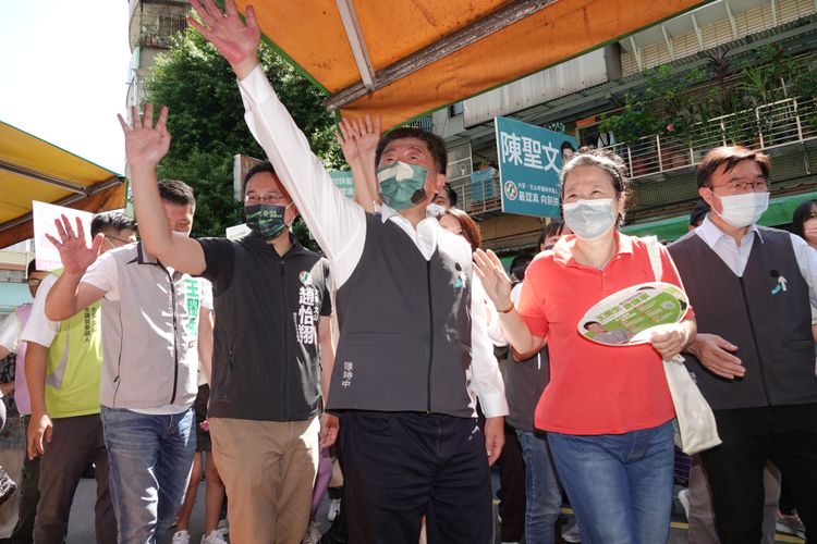 陳時中（中）一一與民眾打招呼。陳德興攝