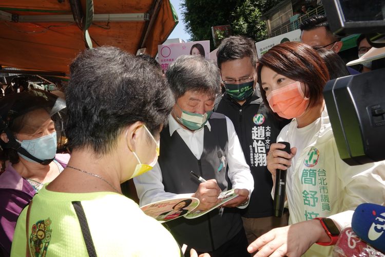 有支持者拿扇子請陳時中（中）簽名。陳德興攝