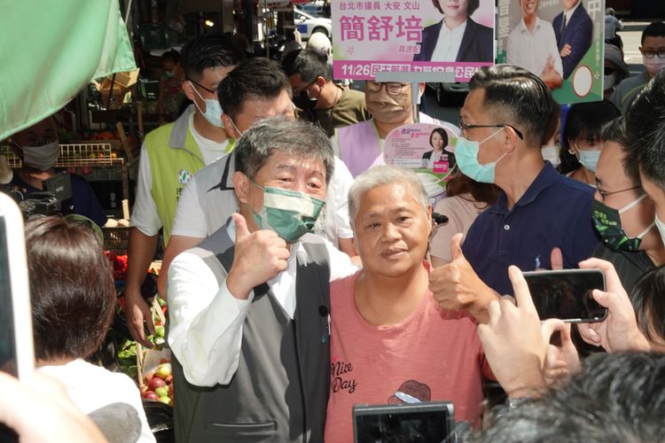 支持者與陳時中（左）合照。陳德興攝