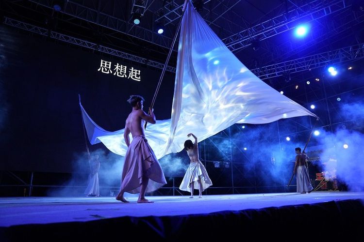 由前太陽馬戲團舞者張逸軍領軍的「仁山仁海藝想堂」帶來專為大鵬灣量身打造的「潮海渡」實景歌舞劇場。屏東縣政府提供