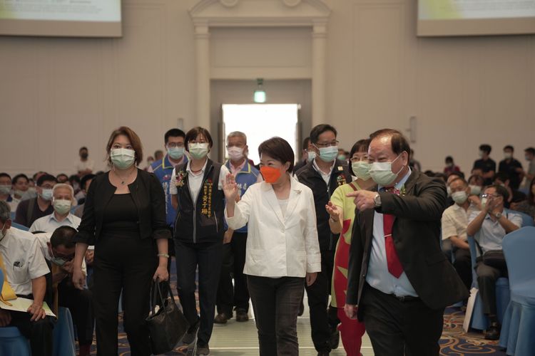 盧秀燕趕赴低碳產業發展聯盟成立大會，陳述自己推動的「零碳排三部曲」主張爭取認同。民眾提供