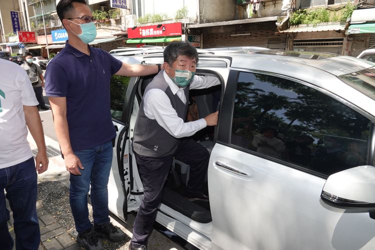 陳時中（中）說，中正紀念堂轉型議題大家終究要面對。陳德興攝