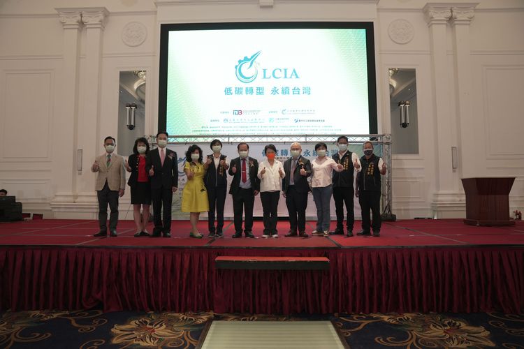 台中市長盧秀燕感謝聯盟企業們積極推動低碳綠能產業環境的努力與用心。民眾提供