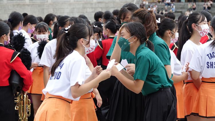 日本京都橘高校吹奏樂部的學生們受邀於雙十國慶典禮上表演，掀起「橘色旋風」，今天下午在兩廳院廣場，和北一女、曉明女中進行公開的表演交流。鄭孟晃攝