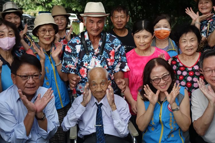 大家一起擺一個可愛的動作合照。羅琦文攝