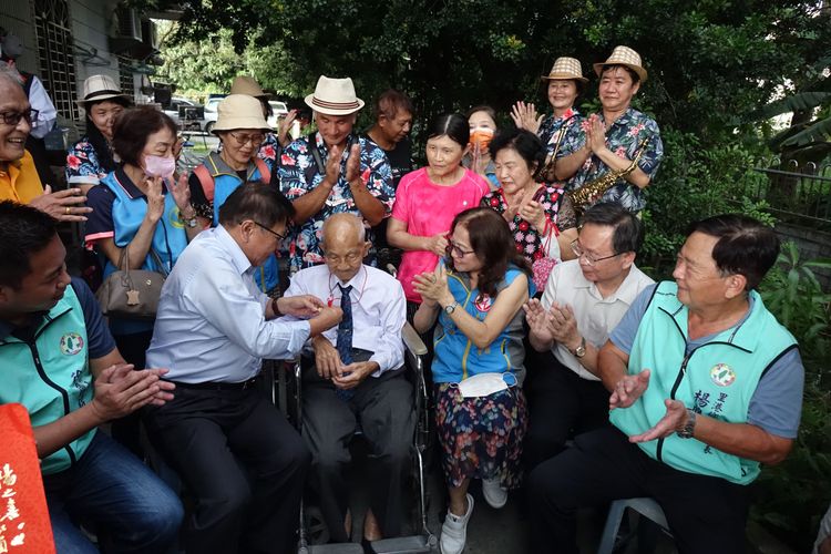 潘孟安為楊明義掛上金牌。羅琦文攝