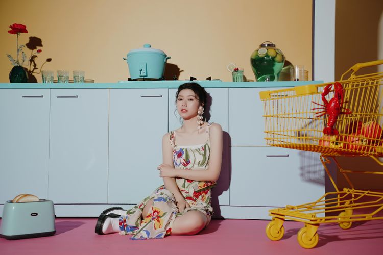 蔡恩雨前陣子因喉嚨使用過度導致聲音有些無力，被醫生交代「禁言」兩週護嗓。華納音樂提供