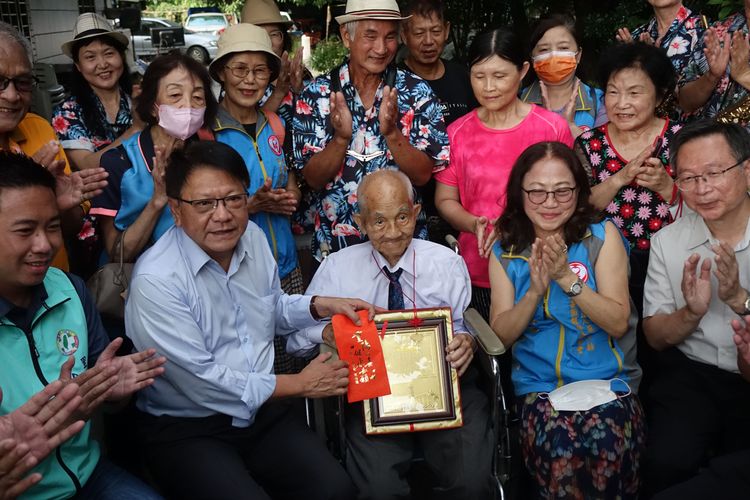 潘孟安致贈禮金及獎狀。羅琦文攝