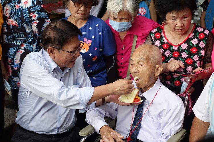 潘孟安餵百歲人瑞楊明義吃蛋糕。羅琦文攝