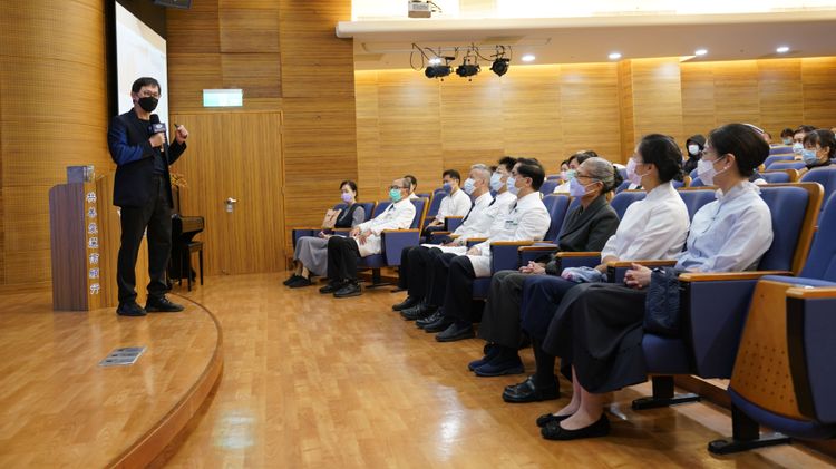 童子賢分享閱讀的趣味，勉勵好學者閱讀從有趣開始。花蓮慈濟醫院提供