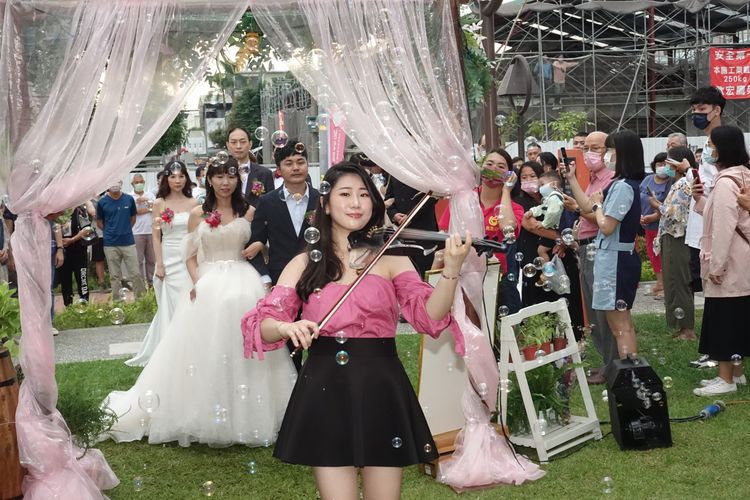 新人在小提琴悠揚聲中進場。羅琦文攝