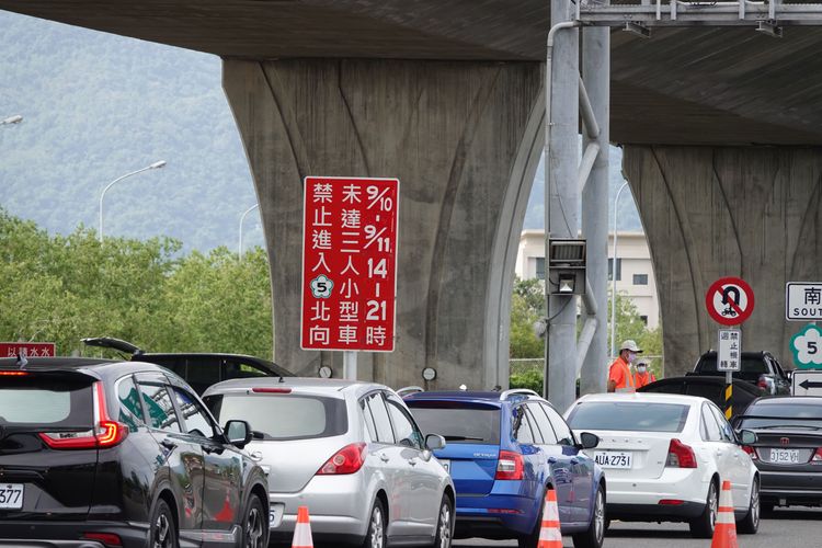 國道5號北上高承載管制。林泊志攝