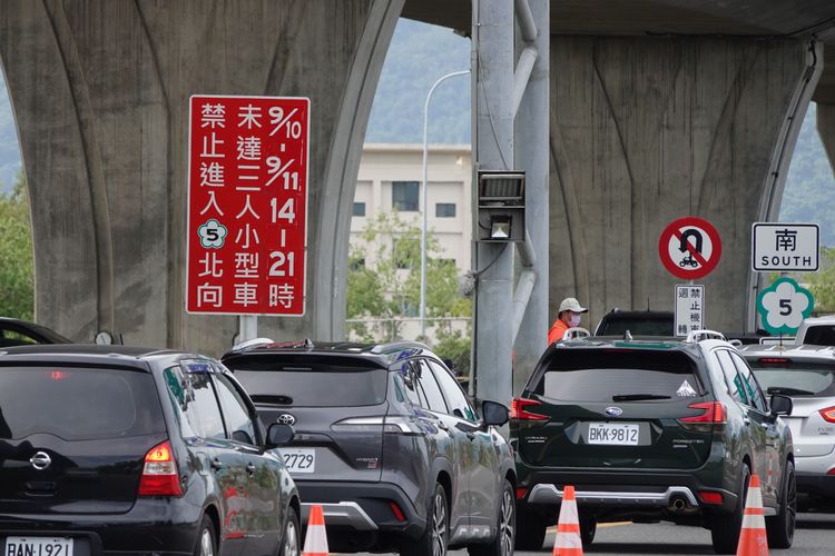 下午2時至晚上9時實施北上高承載管制措施。林泊志攝