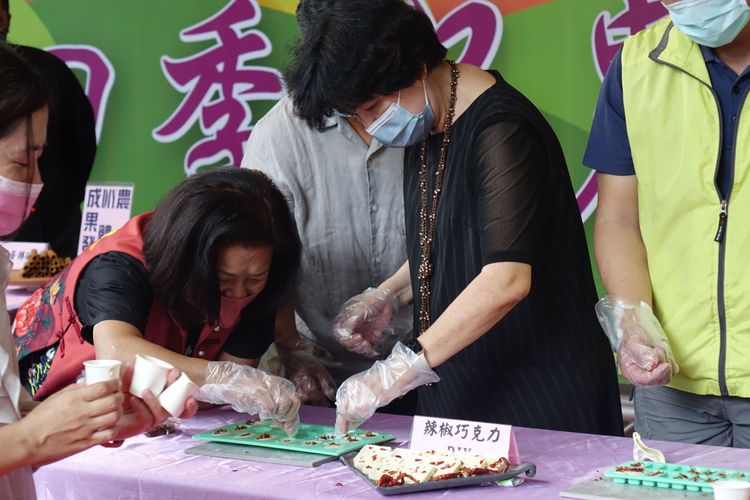 屏東縣副縣長吳麗雪（右）及縣議員何春美（左）等人，DIY製作辣味巧克力。羅琦文攝