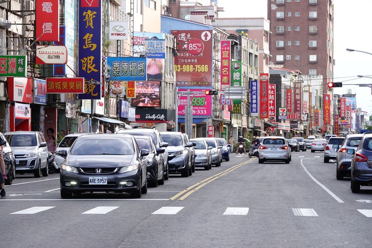 頭城市區車多。林泊志攝