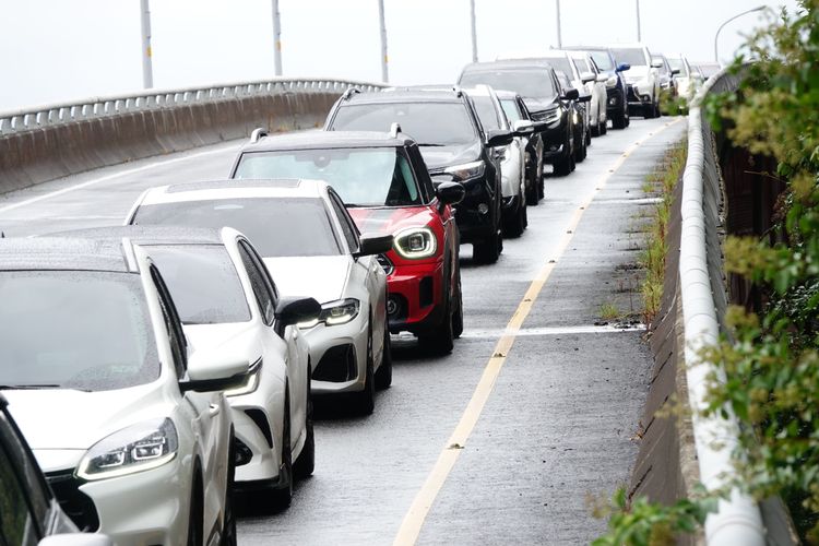 收假日加上颱風外圍環流影響，民眾一早上路北返，國5各北上入口匝道湧現大批排隊車龍。林泊志攝