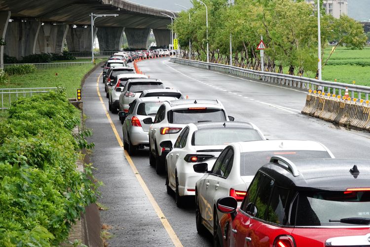 宜4匝道北上排隊車流大排長龍。林泊志攝