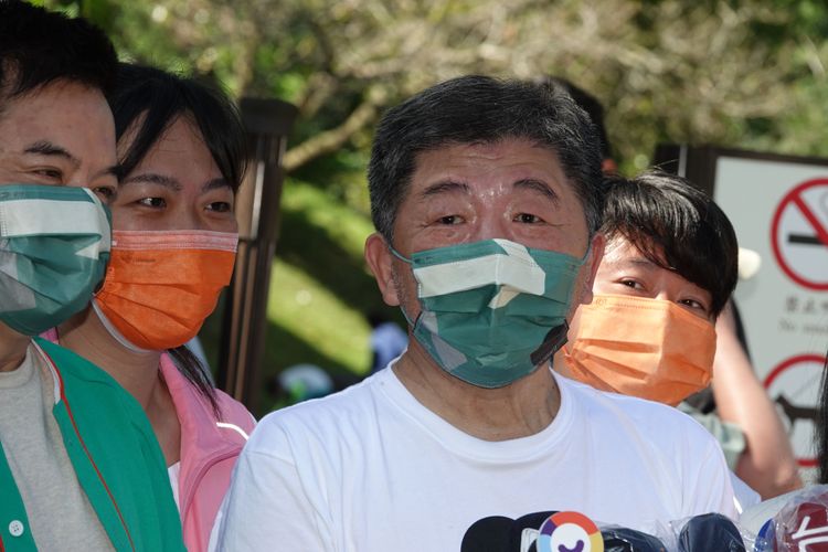 陳時中（右2）直言，文字遊戲大可不必。陳德興攝