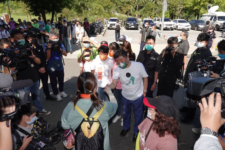 陳時中（白衣者）直言，選舉終究要在政策上競合。陳德興攝
