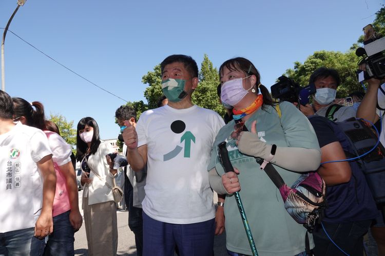 陳時中（前左）說，市政沒做紮實才有停滯的感覺。陳德興攝