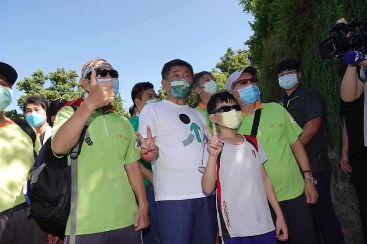 陳時中（中）與山友合照。陳德興攝