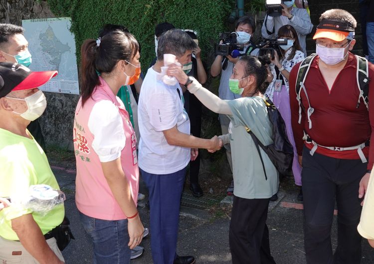 陳時中（中）和登山的民眾互動。陳德興攝