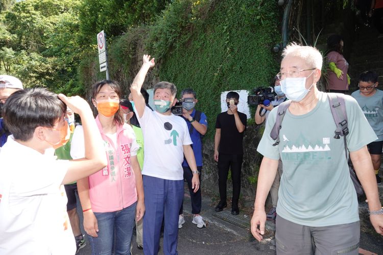 陳時中（左3）喊話強調回歸選舉主軸。陳德興攝