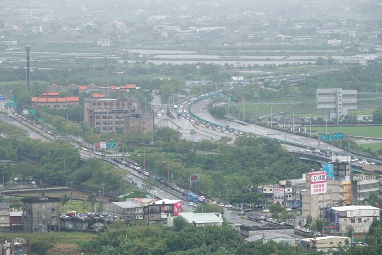 國道5號北上主線車流綿延數公里，頭城交流道入口處也有大批排隊車輛等候。林泊志攝