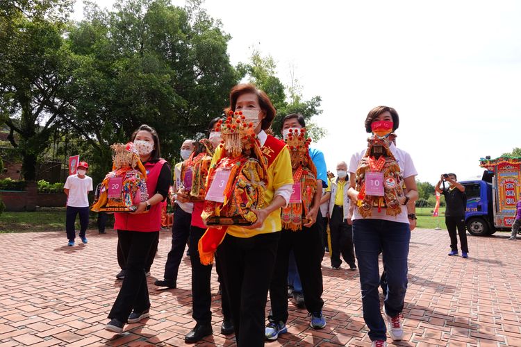 宜蘭縣長林姿妙率議員及縣府一級主管，親迎金面媽祖及眾神尊到宜蘭縣政府縣民大廳駐駕。林泊志攝