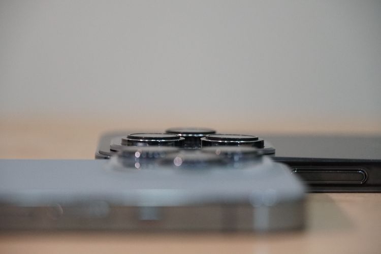 iPhone 14 Pro Max （後）鏡頭凸起對比前代明顯。黃子倫攝