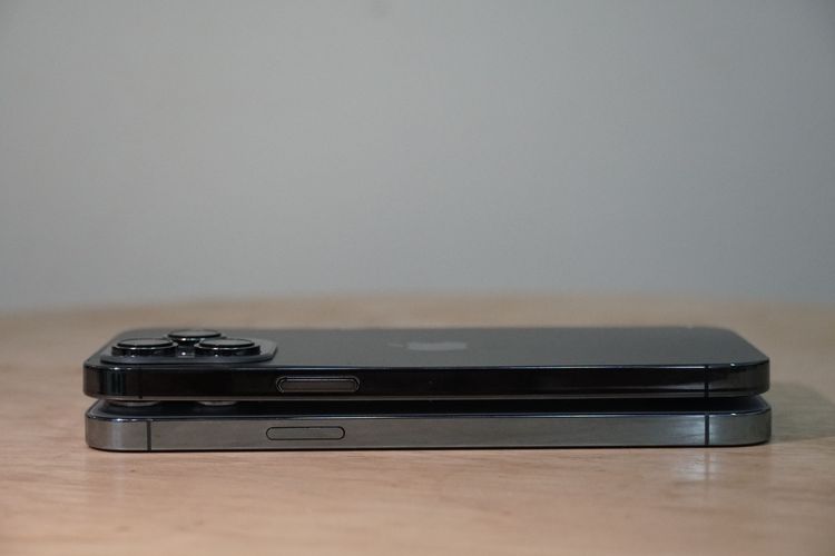 因應變大的鏡頭模組，iPhone 14 Pro Max 模型機（上）的電源鍵略微下移。黃子倫攝