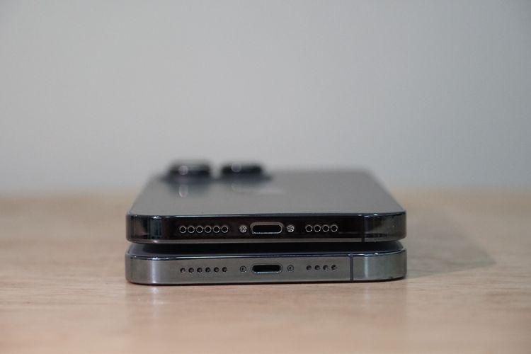 iPhone 14 Pro Max 模型機上可見底部邊框的揚聲孔排列與維持 Lightning 連接埠。黃子倫攝