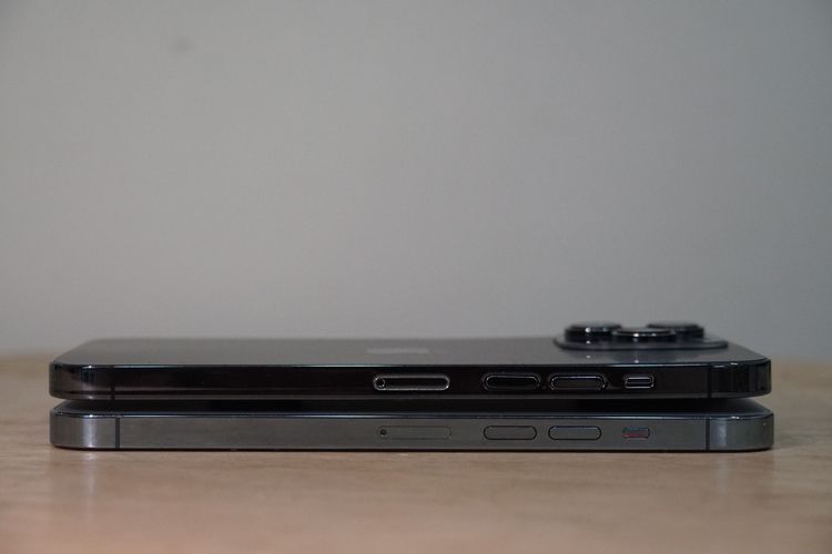 左側邊框上的音量開關、調整按鍵與 SIM 卡匣保持一致。黃子倫攝