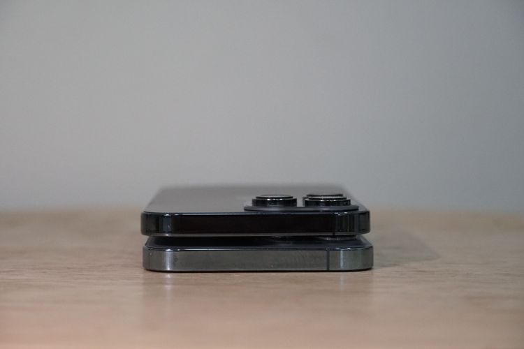 霧面機背搭配亮面邊框，iPhone 14 Pro Max 模型機（上）與 iPhone 13 Pro Max。 黃子倫攝