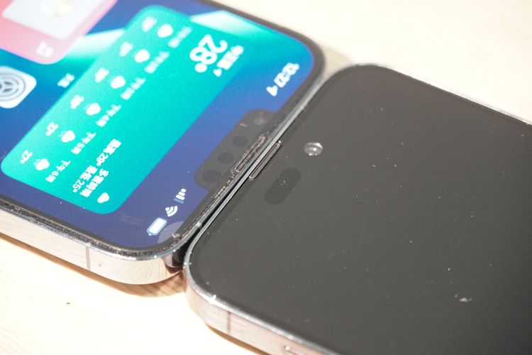 iPhone 14 Pro Max 模型機上的剪劉海設計對比 iPhone 13 Pro Max。黃子倫攝